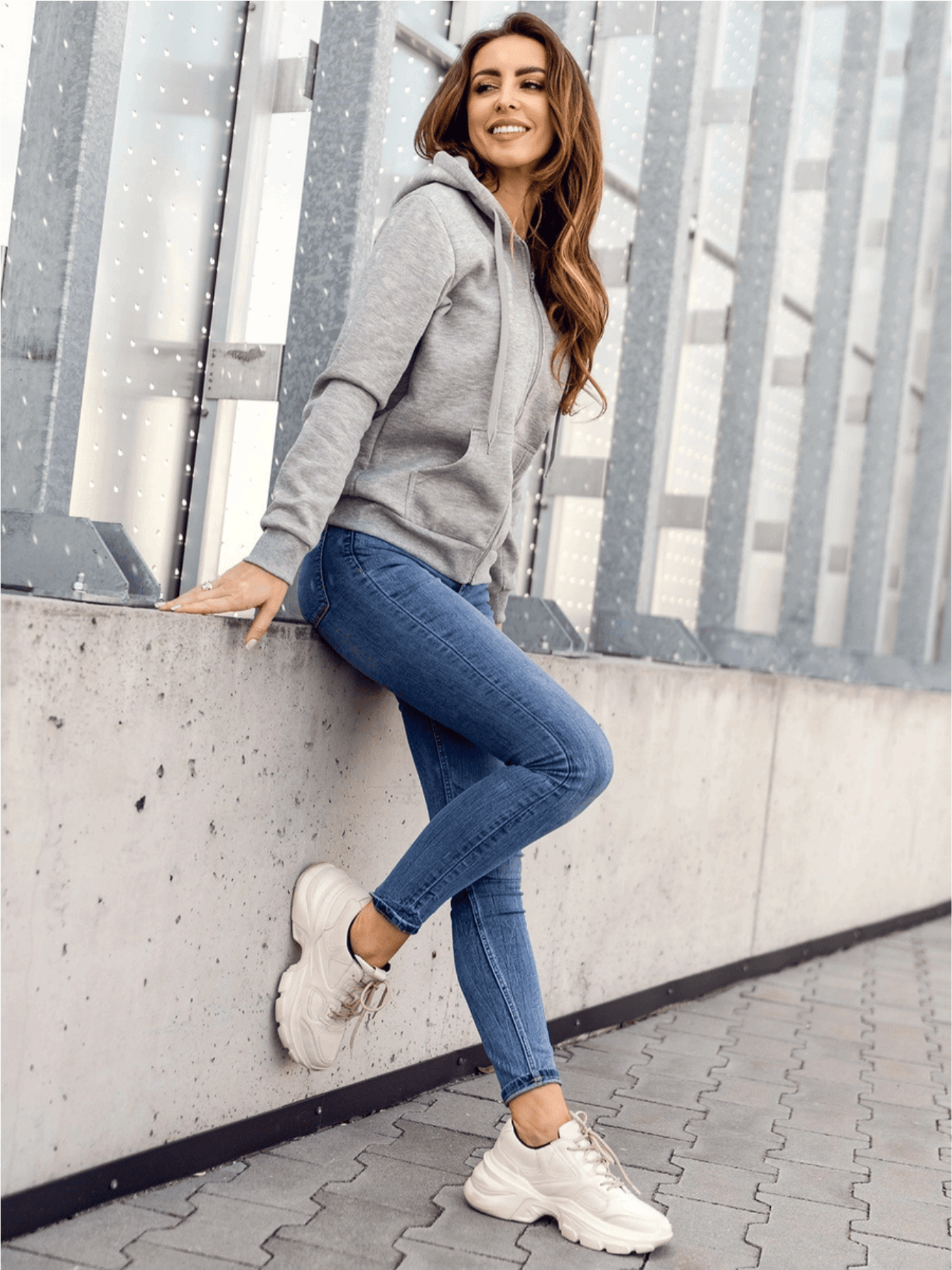 bluza damska rozpinana z kapturem, zamek na całej długości, praktyczne kieszenie,     casual na co dzień, miękki materiał z dodatkiem bawełny, wygodna odzież do pracy, spaceru i codziennego użytku