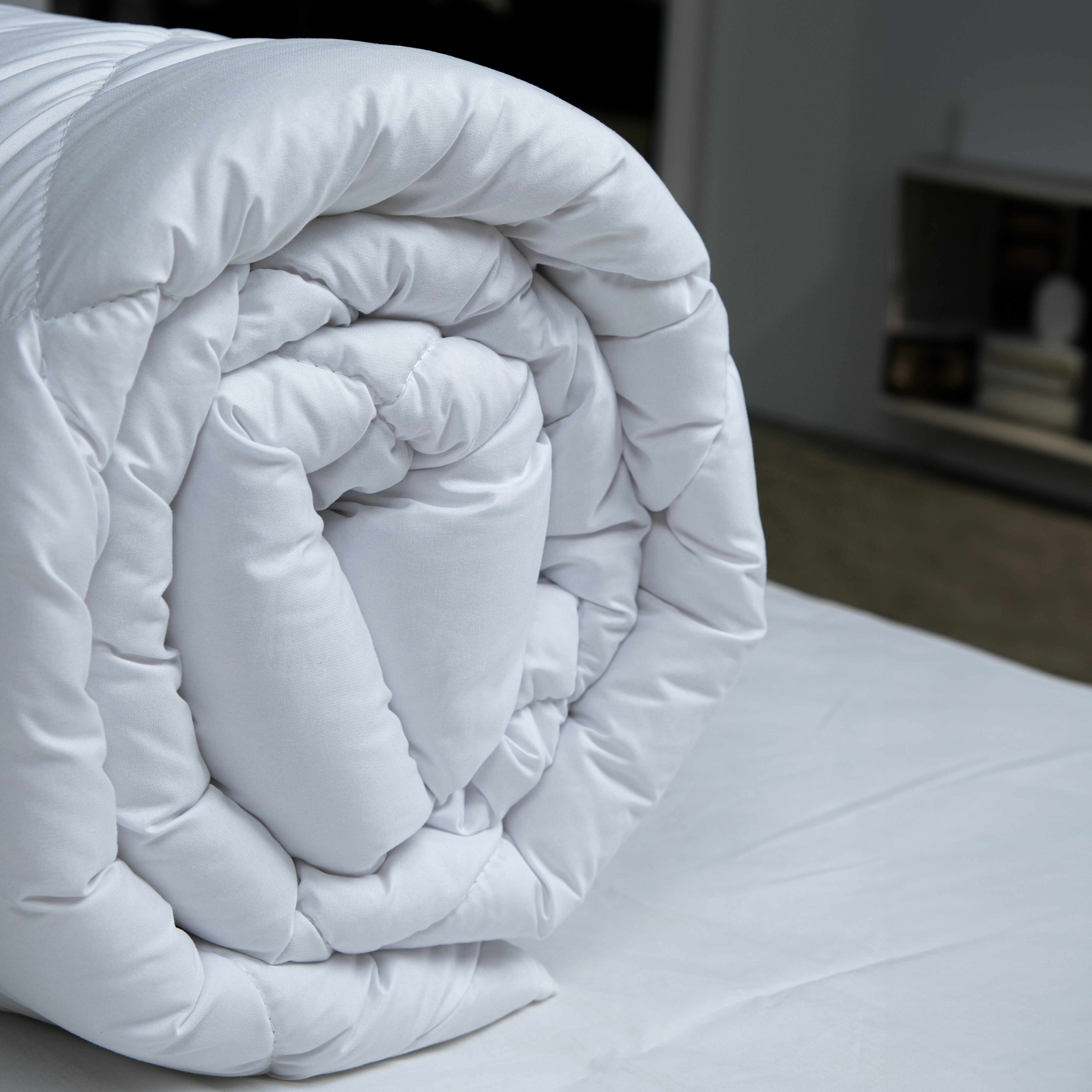 Image of 4-season Duvet Bedding, High-quality, Soft Duvet Cover. In Sizes 135x200 Cm, 155x220 Cm, 200x200 Cm, 200x220 Cm, And 240x220 Cm