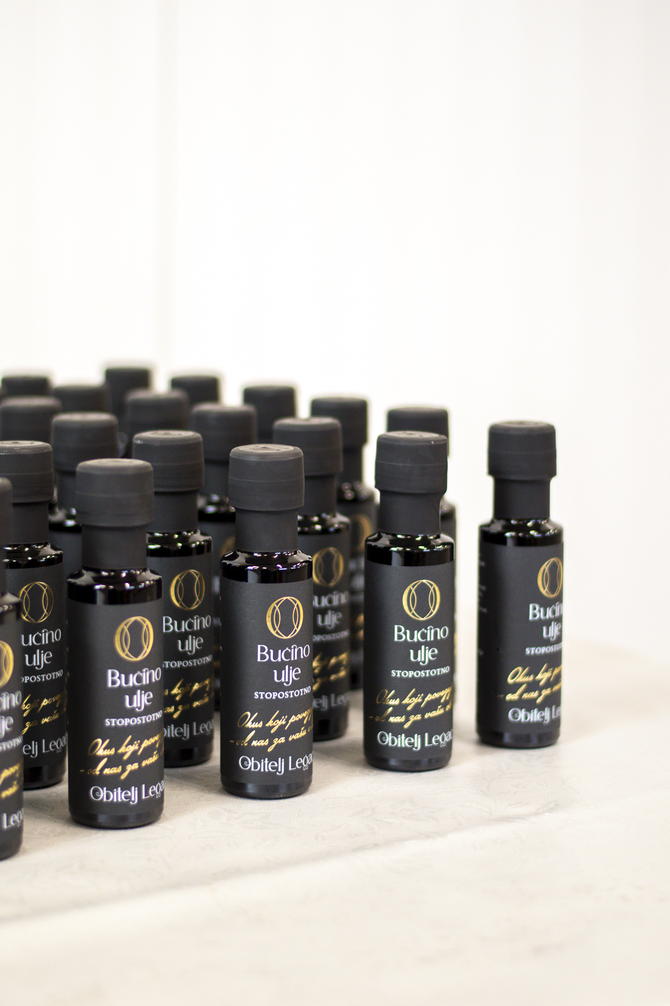 Buchino Oil 100% - mješavina tradicije, domaćih sjemenki i ručne izrade. Prirodno bogato vitaminom E i antioksidansima koji štite srce i zdravlje kože. Idealno za osobnu upotrebu ili kao poklon.