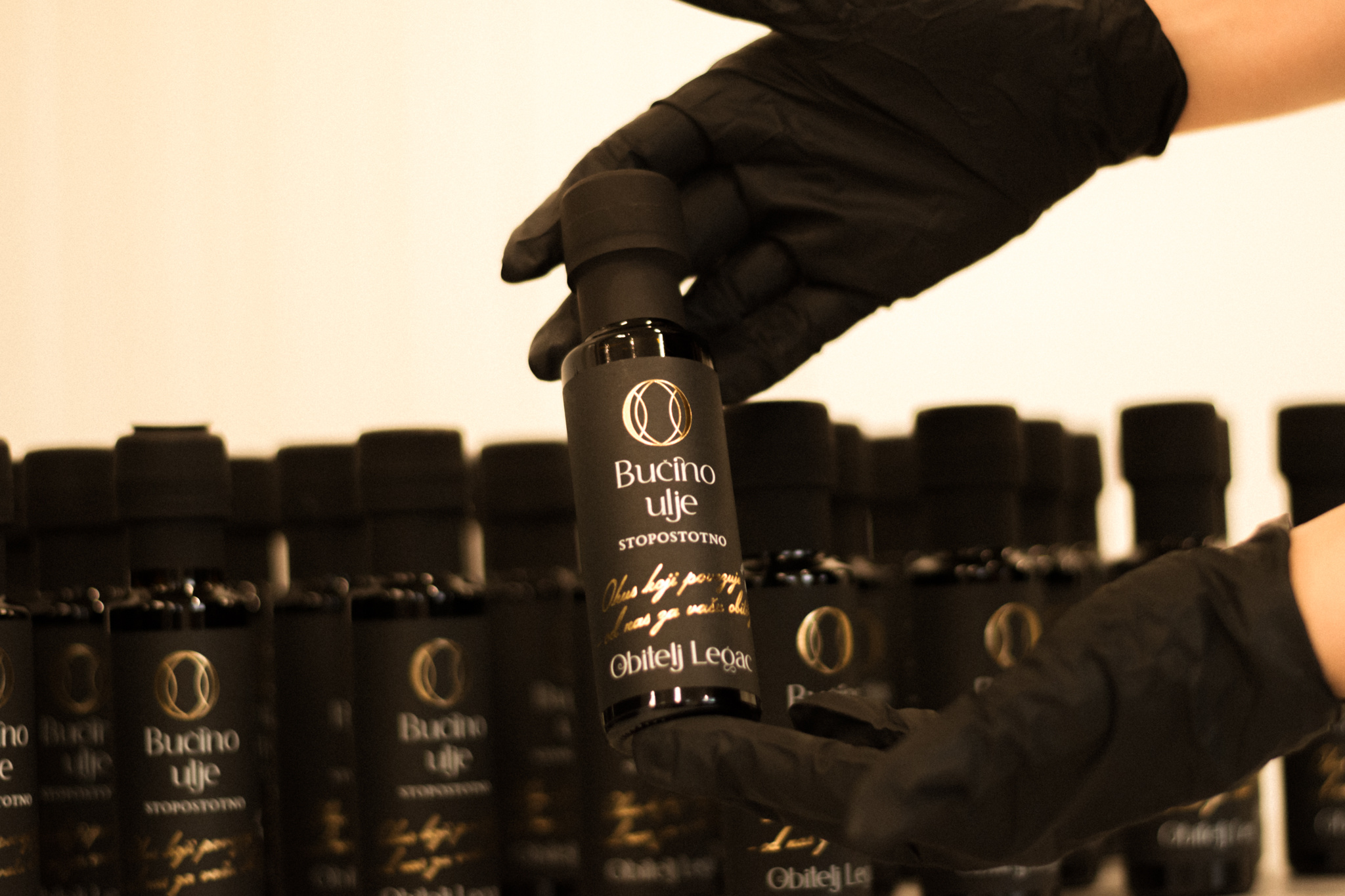 Buchino Oil 100% - mješavina tradicije, domaćih sjemenki i ručne izrade. Prirodno bogato vitaminom E i antioksidansima koji štite srce i zdravlje kože. Idealno za osobnu upotrebu ili kao poklon.