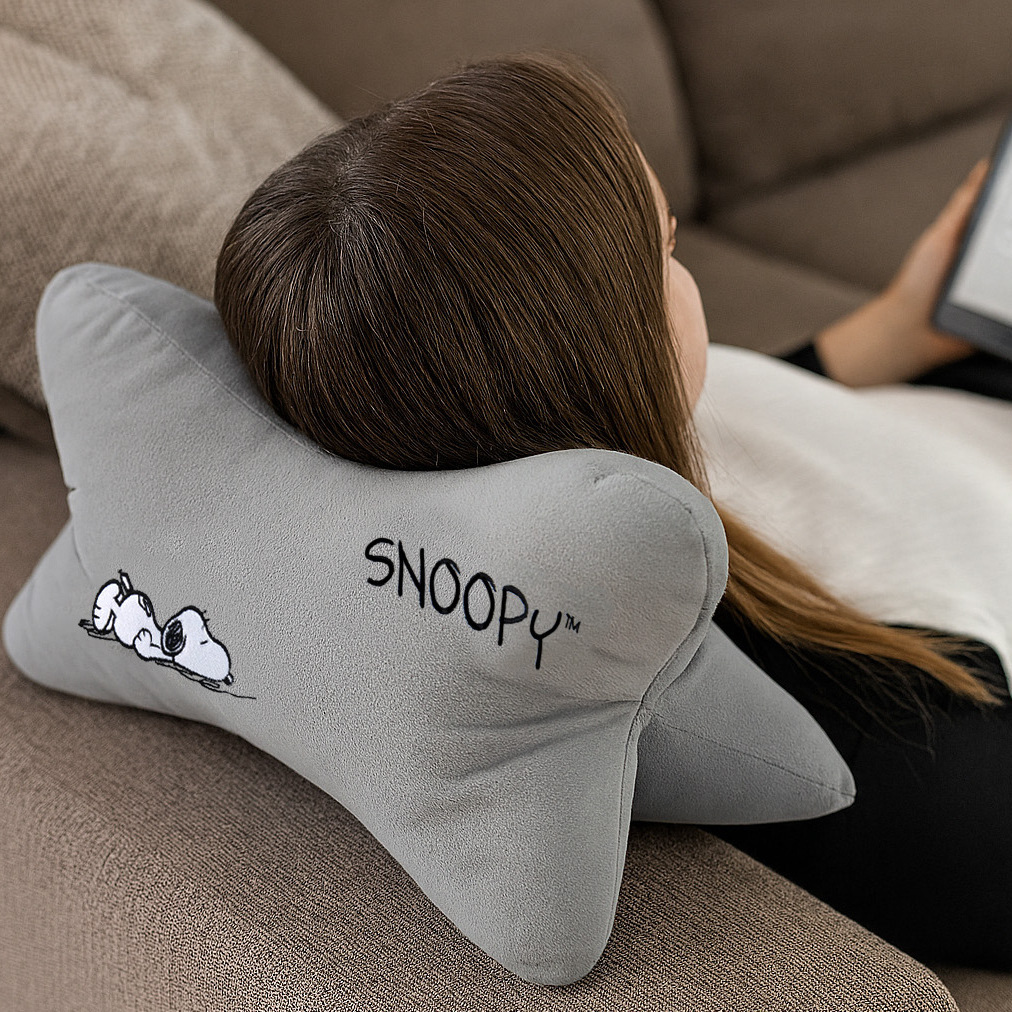 E-shop The Peanuts Snoopy Leseknochen - Nackenkissen Nackenrolle Lesekissen Kissen Stützkissen für Bücher und Tablets Grau 40 x 20 cm