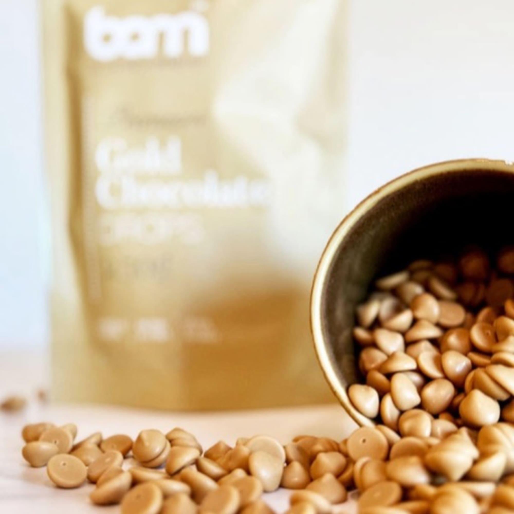 BAM Zlata čokolada v kapljicah 250 g â€“ Zlata čokolada za peko s kremastim karamelnim okusom â€“ Obogatena s karamelom - Premium čokoladni vl