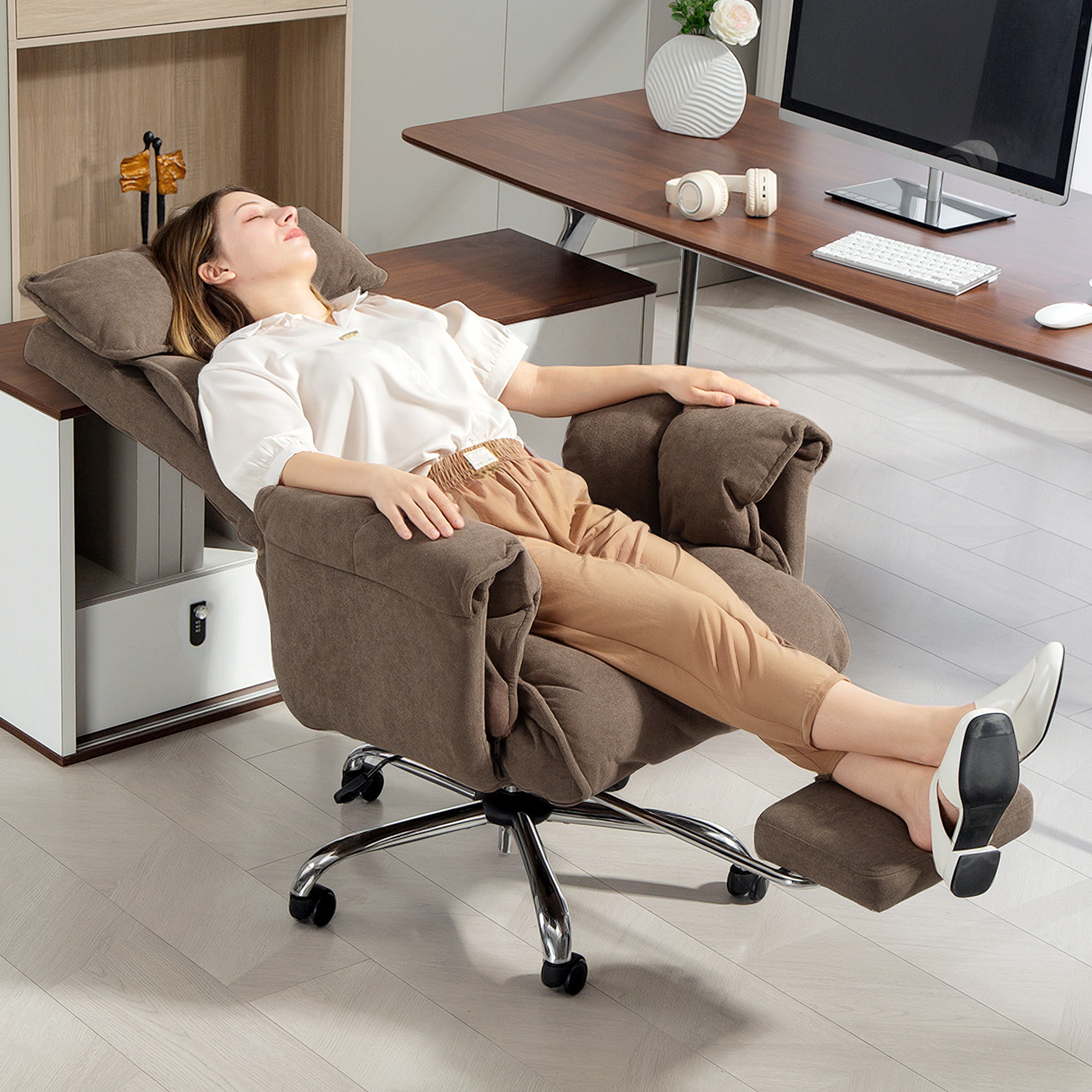 Ergonomic Office Chair With Double-layer Padding, Footrest, Height-adjustable Swivel Chair With Velvet Look, Upholstered Computer Chair, Light Brown