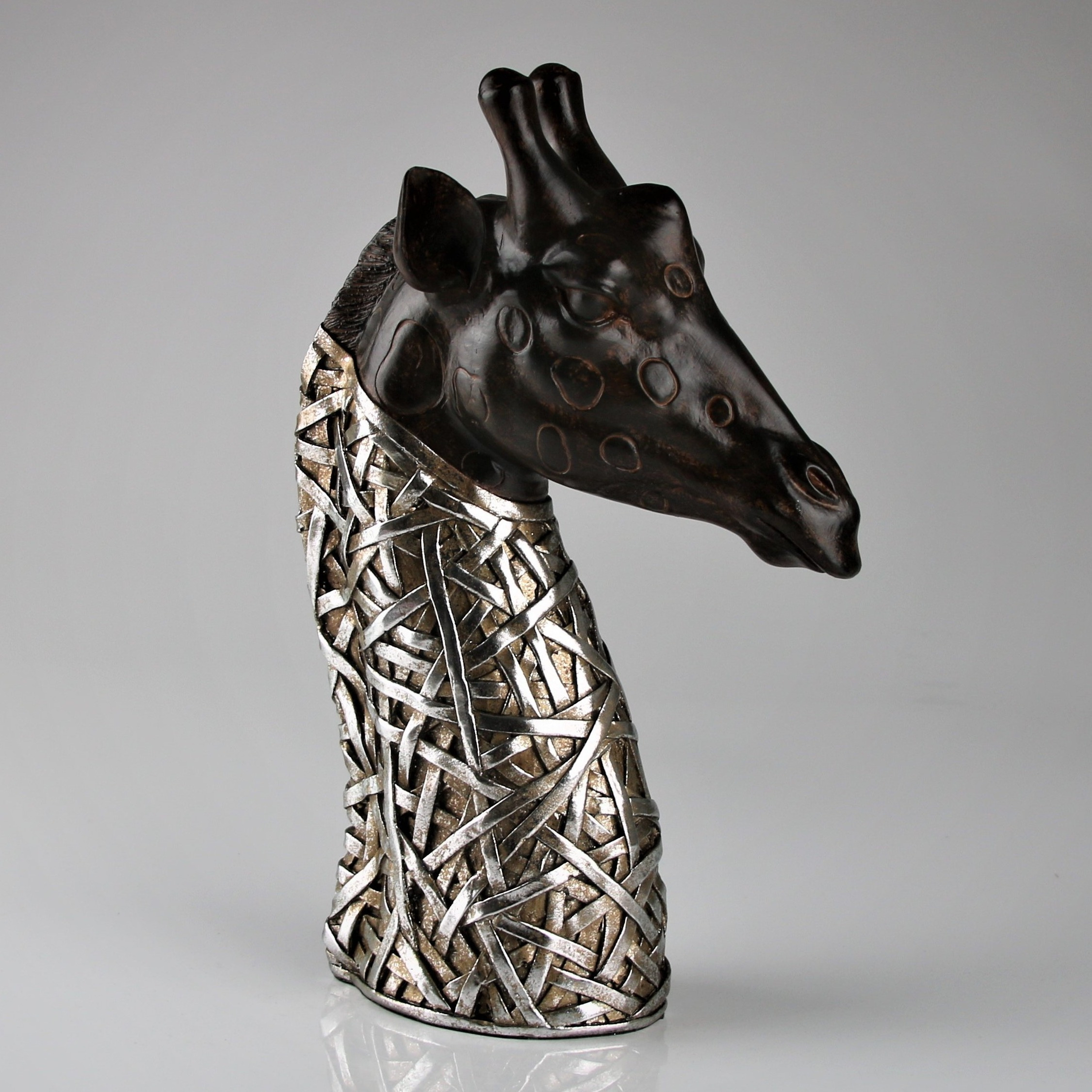 Decorative Giraffe Head In Brown, 19×30 Cm. Exotic Accent For Modern Living.