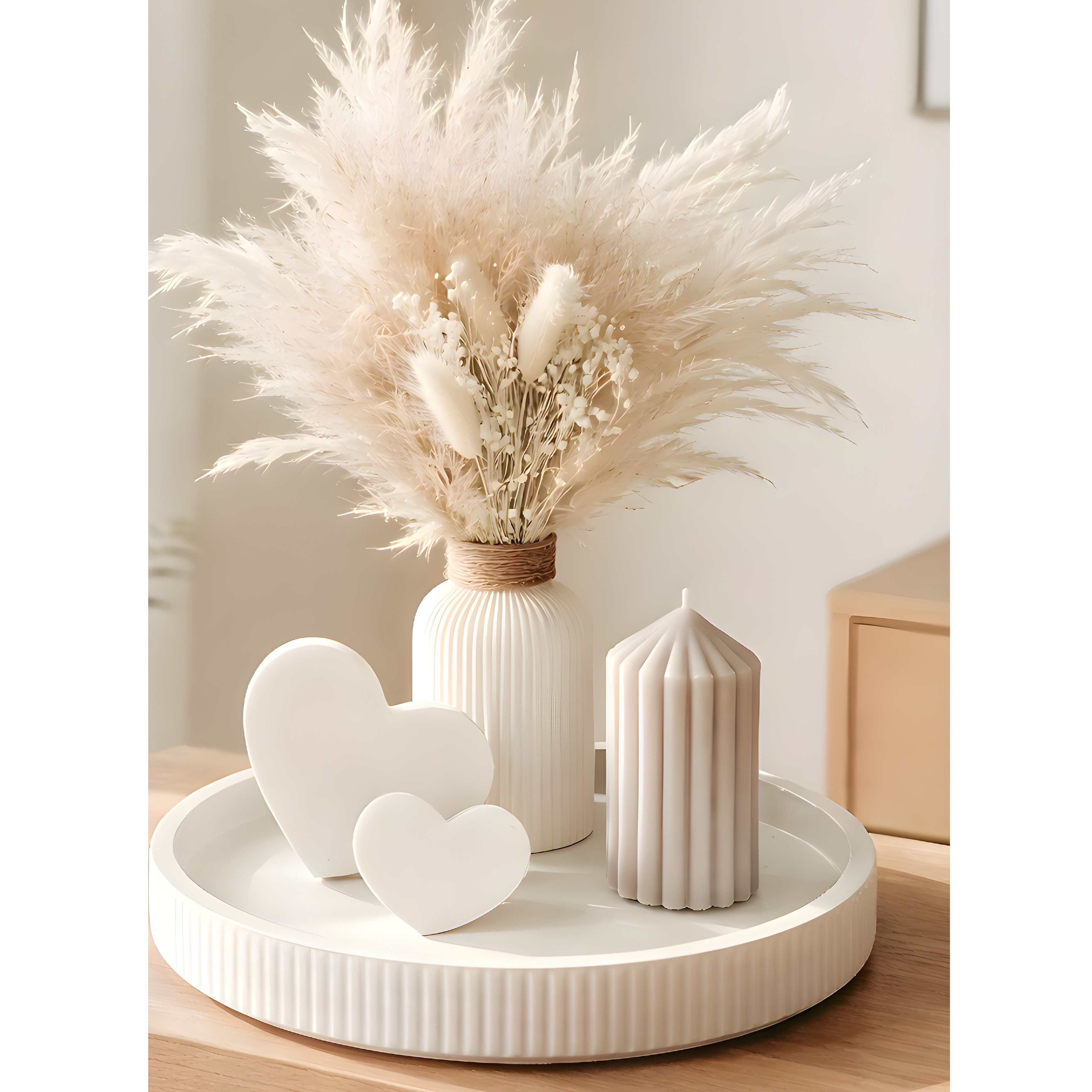 E-shop Deko-Set Wohnzimmer mit Kerze, Trockenblumen Vase, Tablett und Herz Figuren – Boho Scandi Tischdeko, Moderne Wohnaccessoires, Couchtisch