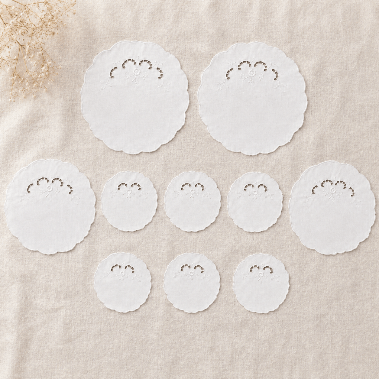 TEMU Set Of 10 Embroidered Round Cotton White Coasters And Decorative Placemats With Scalloped Edge, 6 Pcs 15 Cm + 2 Pcs 20 Cm + 2 Pcs 30 Cm, Elegant
