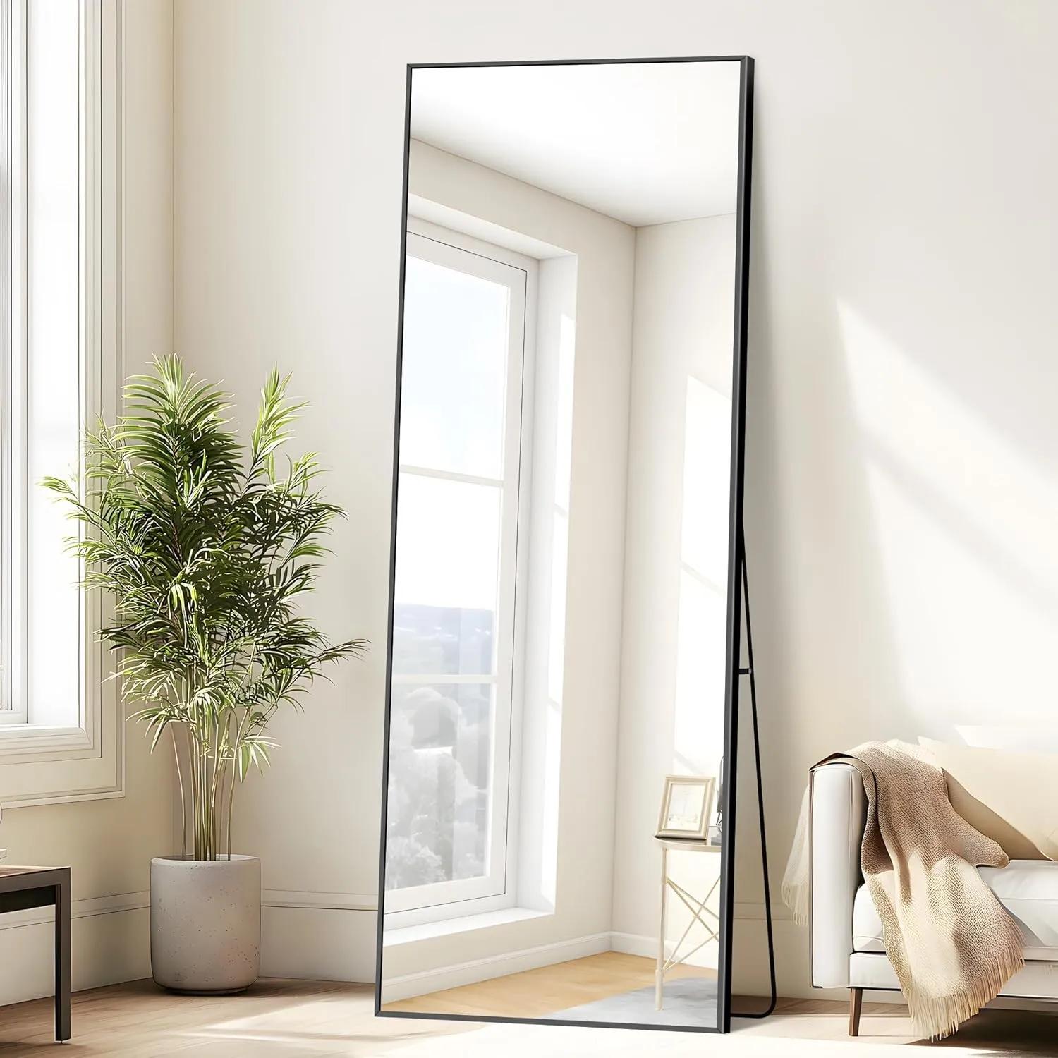 Oglindă verticală de lungime completă, 171 X 76 cm, cu design ramă din aluminiu, potrivită pentru a sta în picioare, a se sprijini deperete sau a fi agățată. Ideală ca oglindă lungă pentru dormitoare sau sufragerii. Model negru.