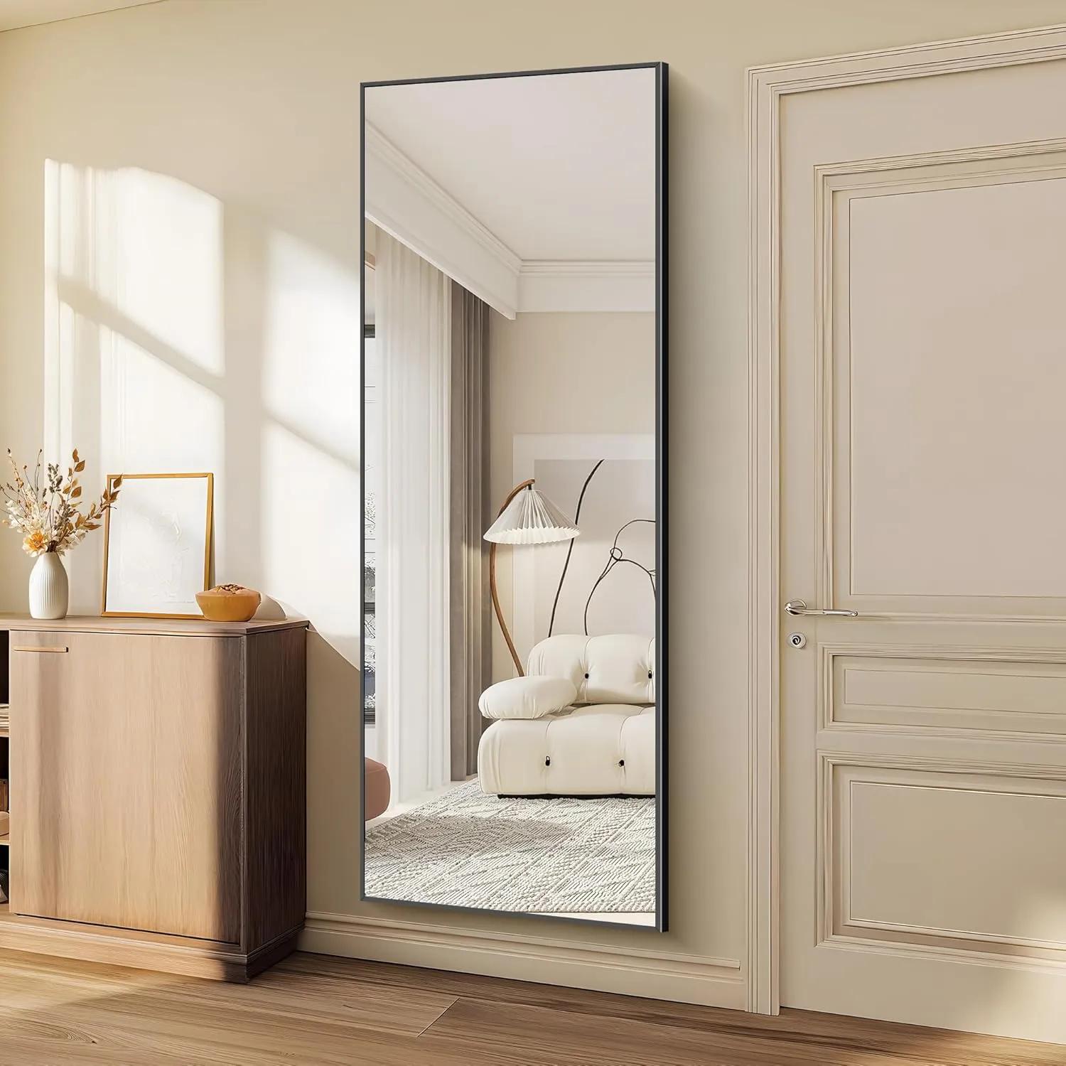 Oglindă verticală de lungime completă, 171 X 76 cm, cu design ramă din aluminiu, potrivită pentru a sta în picioare, a se sprijini deperete sau a fi agățată. Ideală ca oglindă lungă pentru dormitoare sau sufragerii. Model negru.