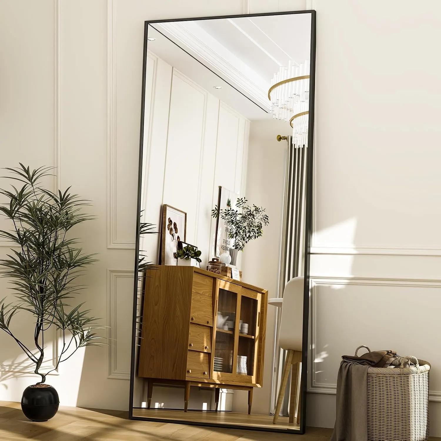 Oglindă verticală de lungime completă, 171 X 76 cm, cu design ramă din aluminiu, potrivită pentru a sta în picioare, a se sprijini deperete sau a fi agățată. Ideală ca oglindă lungă pentru dormitoare sau sufragerii. Model negru.