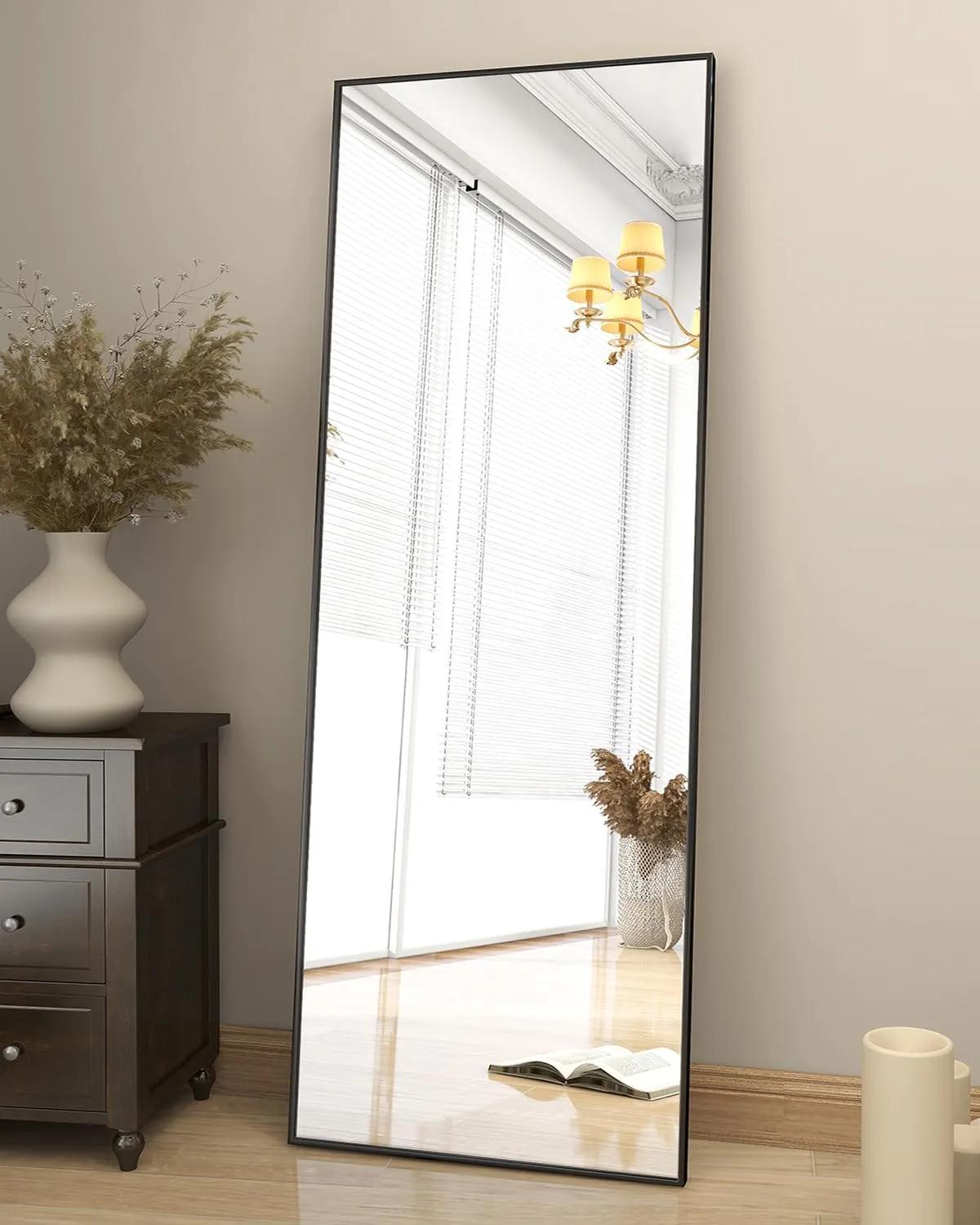Oglindă verticală de lungime completă, 171 X 76 cm, cu design ramă din aluminiu, potrivită pentru a sta în picioare, a se sprijini deperete sau a fi agățată. Ideală ca oglindă lungă pentru dormitoare sau sufragerii. Model negru.