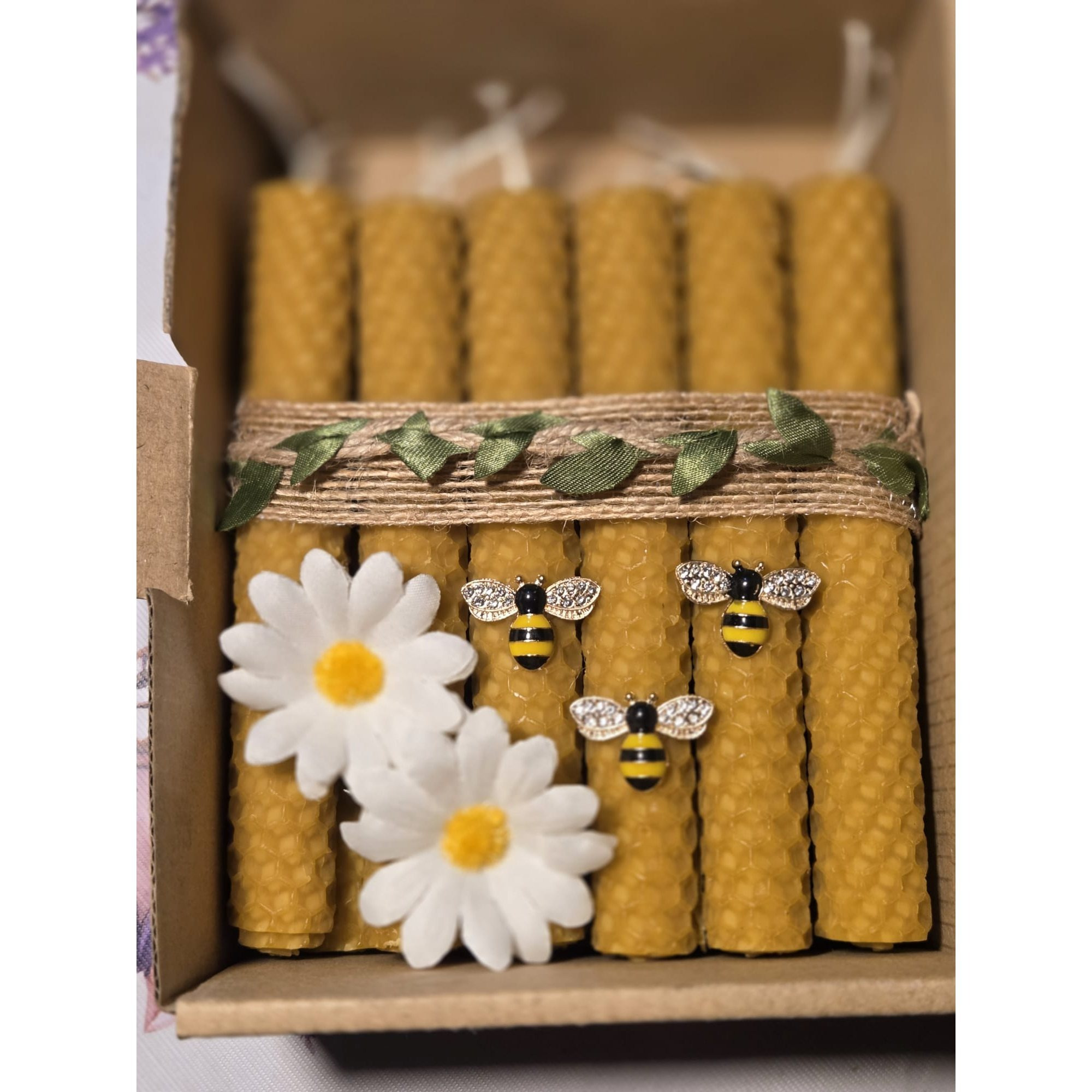 TEMU 12 velas de cera miel 13cmsx2cms abejitas metálicas