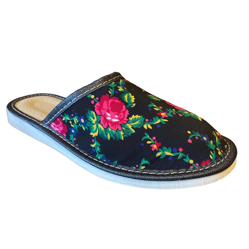 Black Women's Slippers, Closed-toe Slippers - Number 074