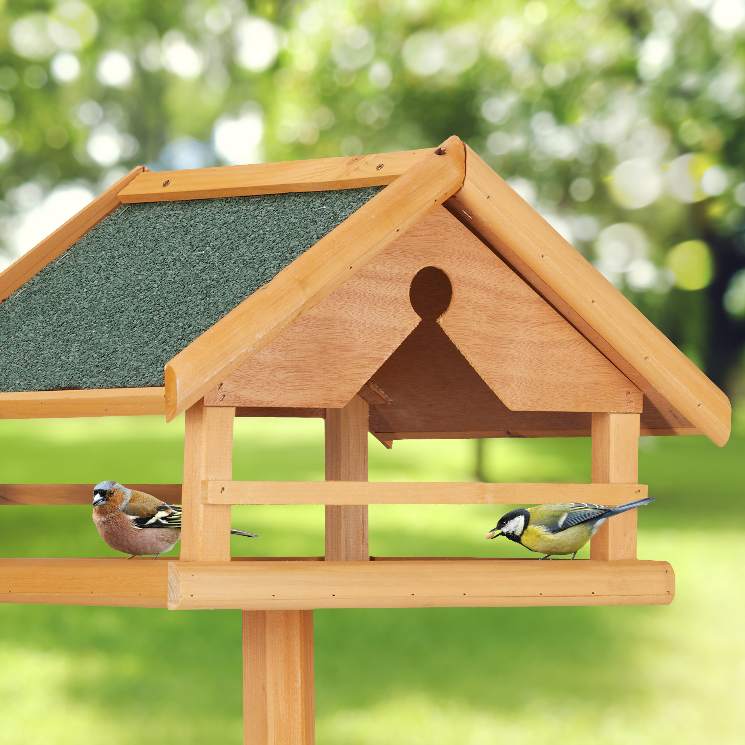 Klassisches Vogel-Futterhaus aus Holz mit Ständer