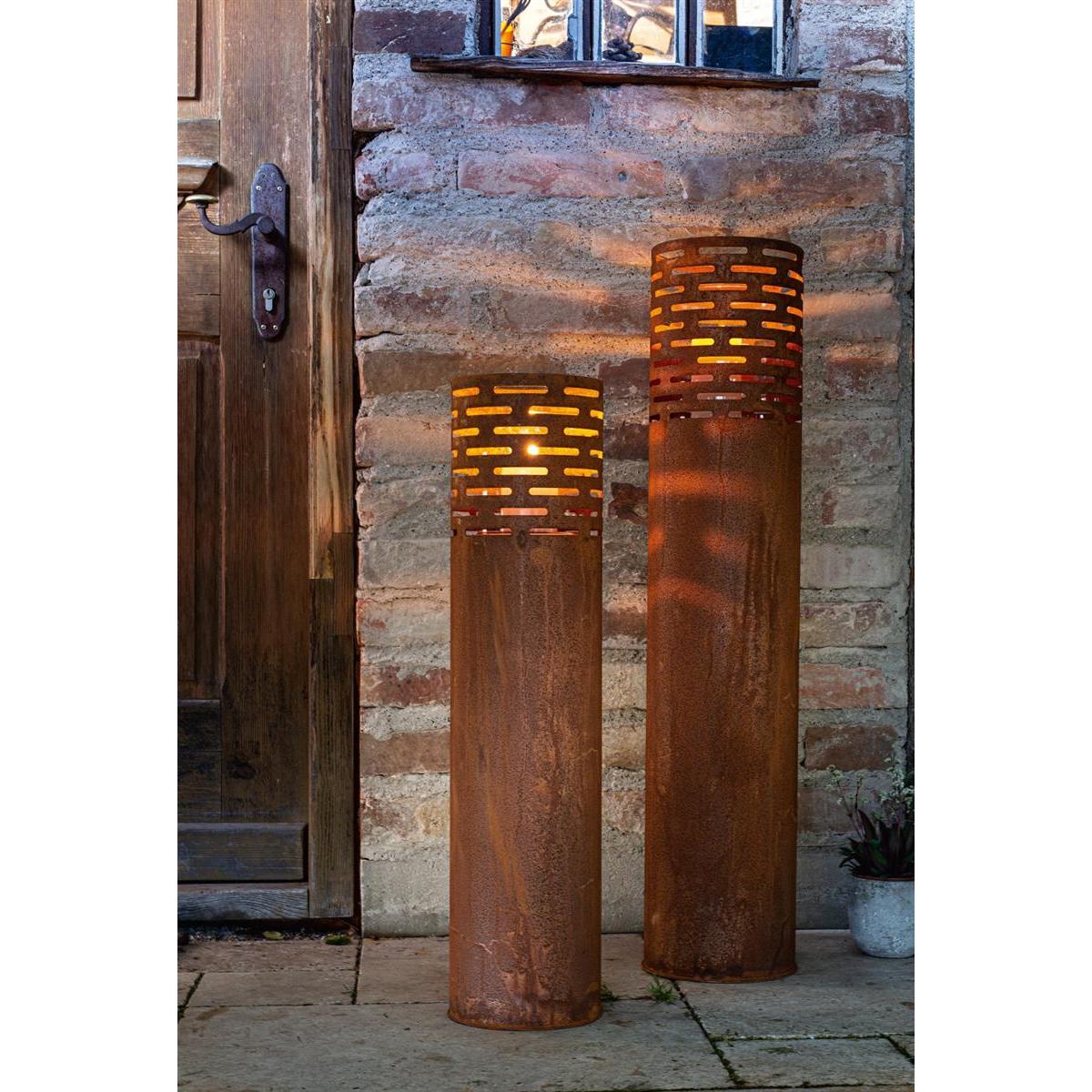E-shop 2x Windlichtsäule "Rost-Säule" aus Metall mit Rost Finish, 75 + 95 cm hoch, Outdoor , Kerzenständer groß, Dekosäule mit Kerzenglas, Gartendeko