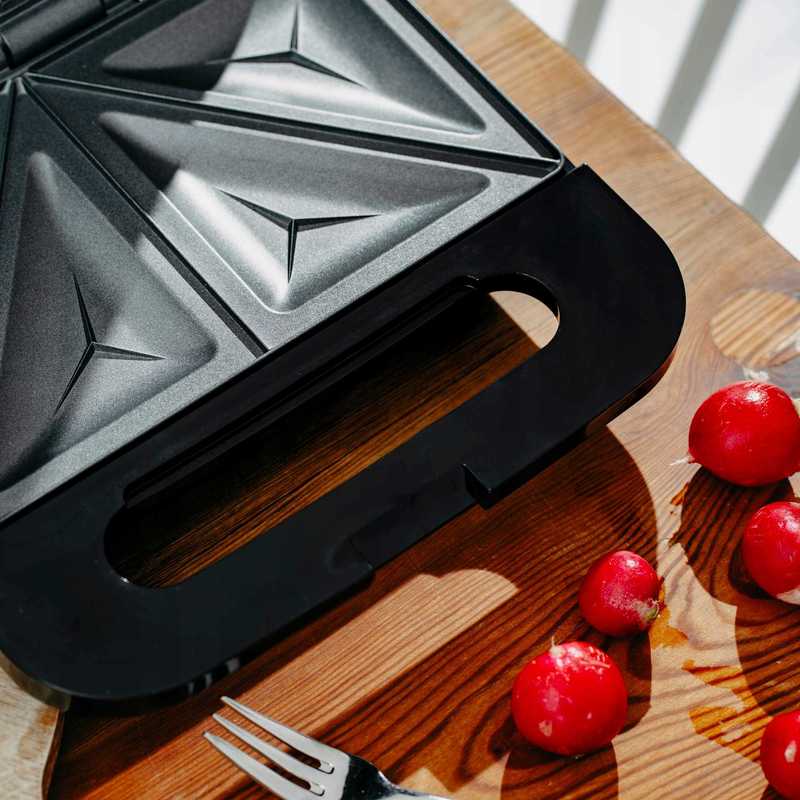 Efficient 1000W Sandwich Grill: Crispy Triangles in Minutes! Non-Stick Plates, Insulated Handle, and Vertical Storage – Perfect for Quick Snacks, Compact Design in Silver-Black Efficient 1000W Sandwich Grill: Crispy Triangles in Minutes! Non-Stick Plates, Insulated Handle, and Vertical Storage – Perfect for Quick Snacks, Compact Design in Silver-Black