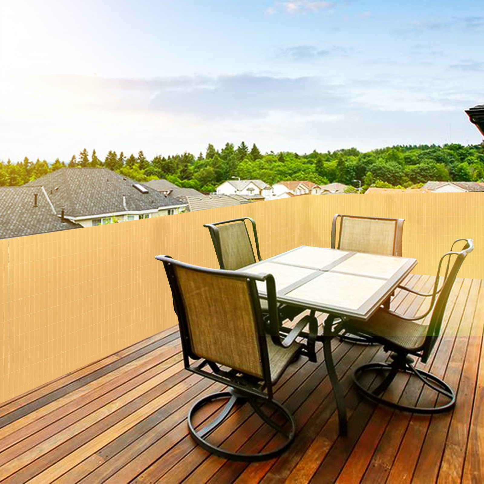 Een minimalistisch balkon met wit en hout