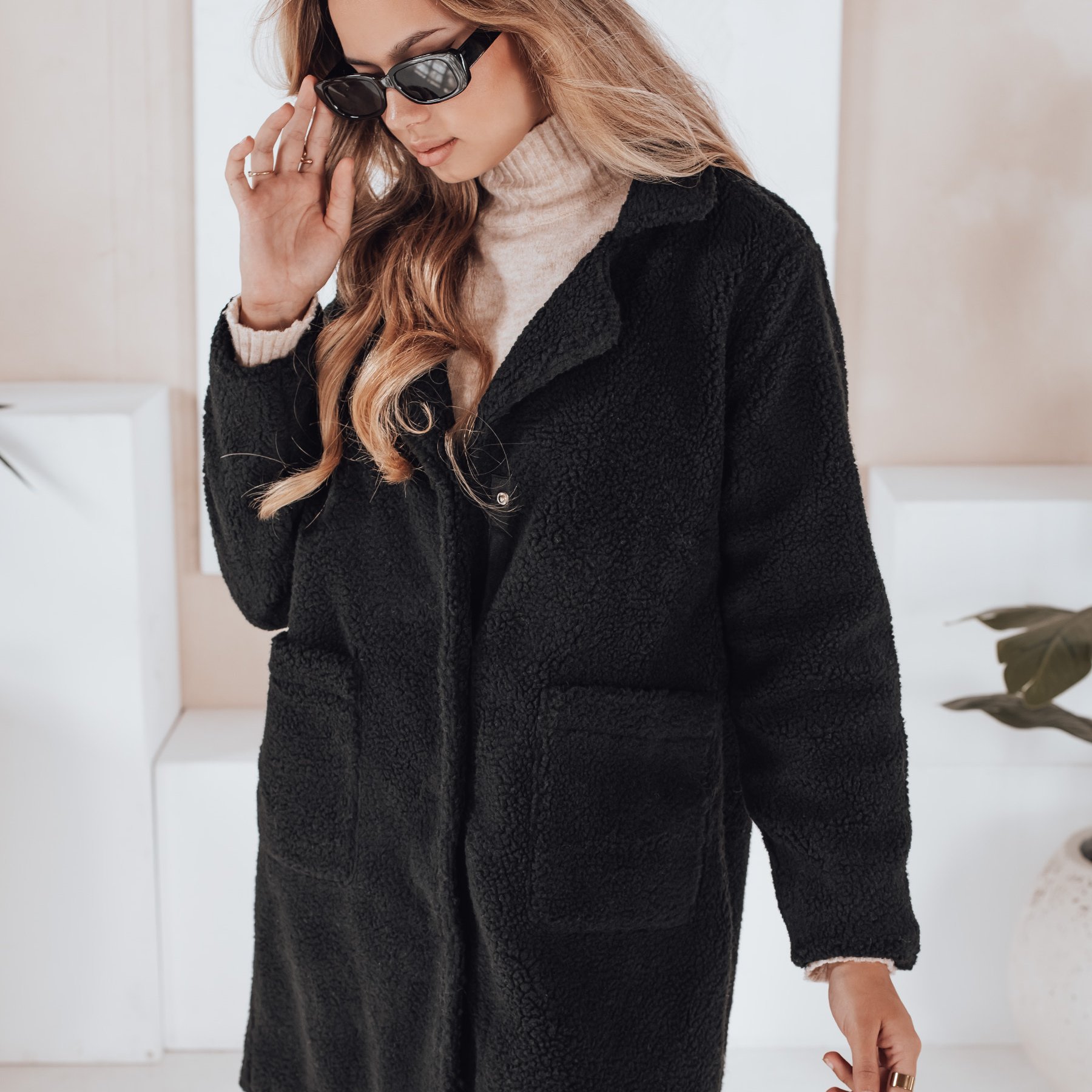 Image of Women's Winter Coat Made Of Faux Fur With Collar And Practical Pockets, Elegant Oversize Teddy Coat Mid-thigh Length, Stylish Coat For Days With Soft Trim And Polyester Lining, 0758