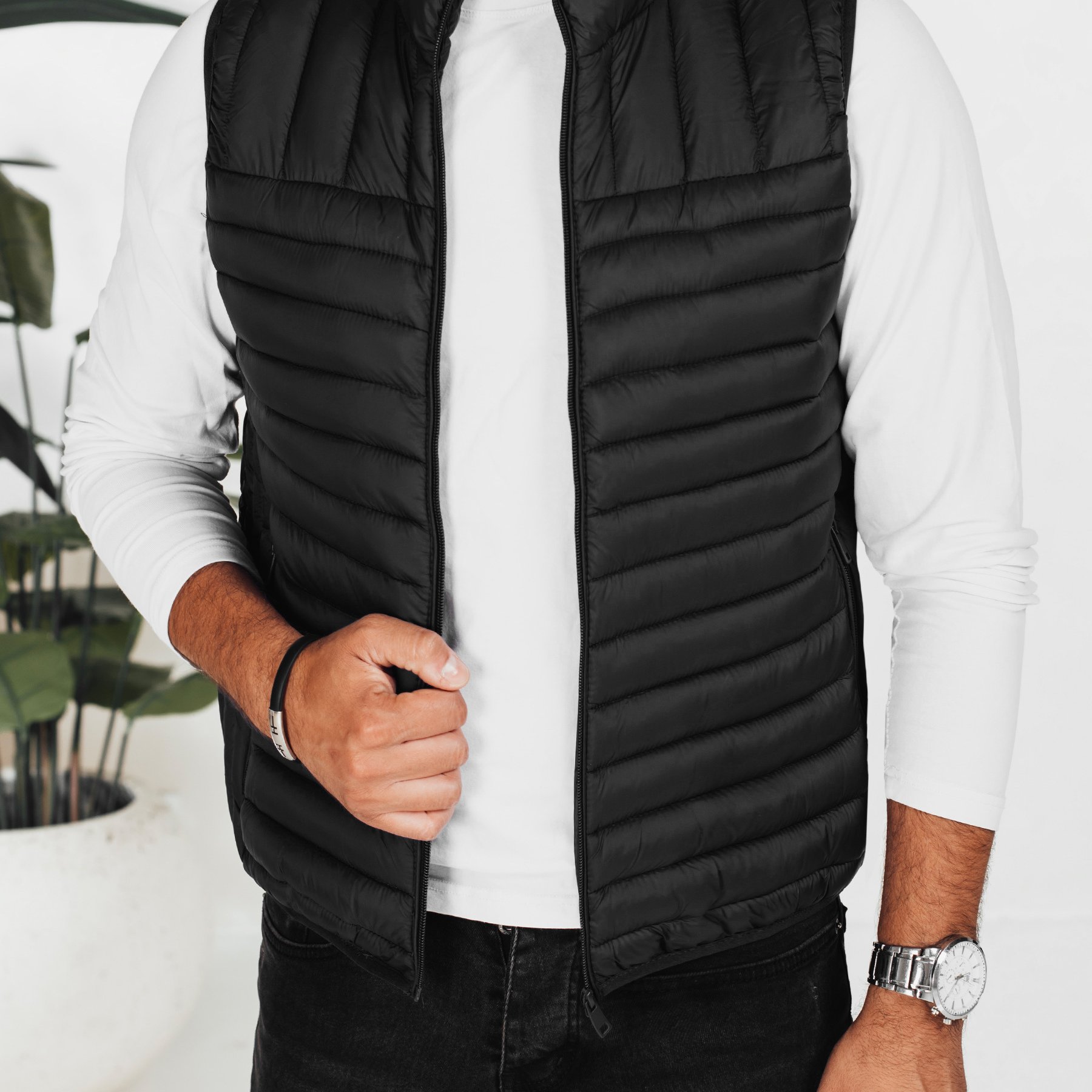 Image of Men's Quilted Vest With Light Filling, Insulated Sleeveless Jacket For The Season, Outdoor Sports Vest With Zipper And Pockets, Everyday Men's Vest And Hiking, Practical Warming Layer For Cold Days.