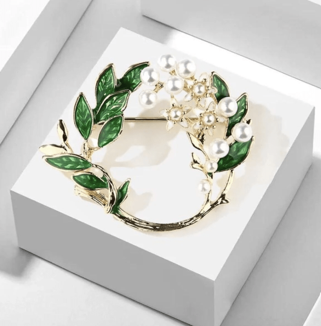 Yaprak Figürlü İnci Modelli Zarif Broş