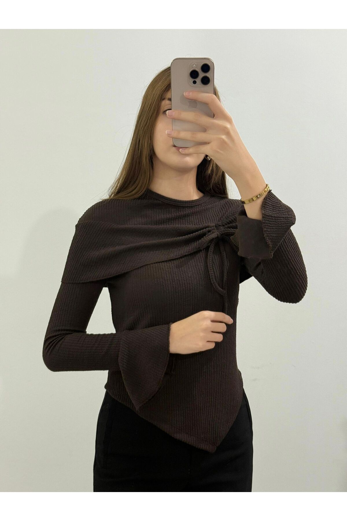 منتج  : بلوزة نسائية بأكمام طويلة وتصميم غير متماثل مع   كشكشة عنق الدراجة (مناسبة للحجاب) 0038 تفاصيل المنتج 10