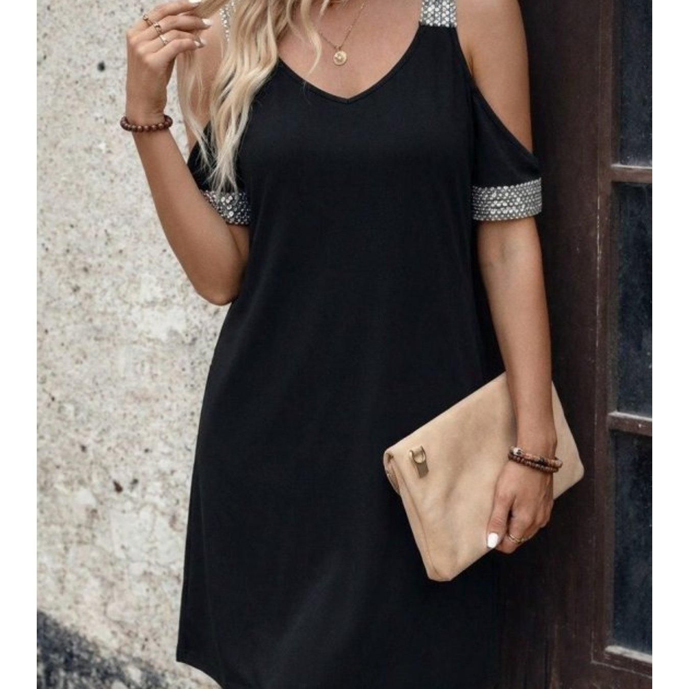 Kadın Omuzlardan Açık V Yakalı Kosa Elbise: retailer-supplied image