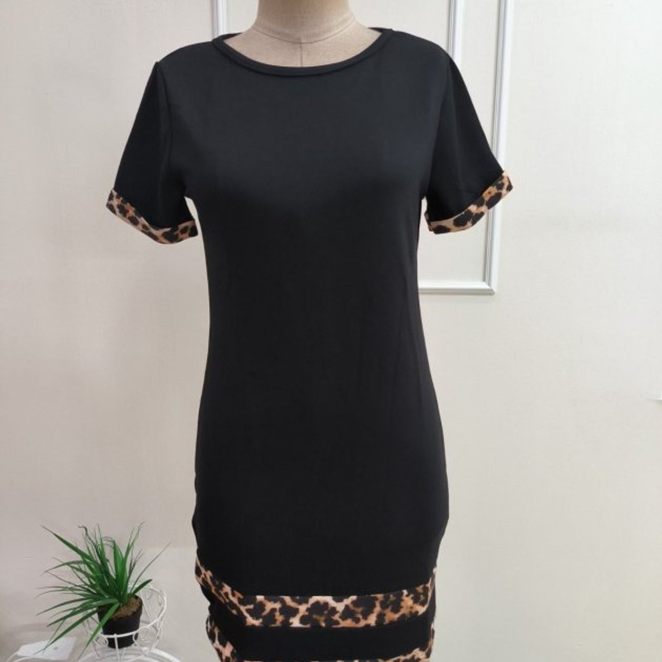 Kadın Kısa Kollu Bisiklet Yaka Leopar şerit Detaylı Kısa Modal Elbise: retailer-supplied image