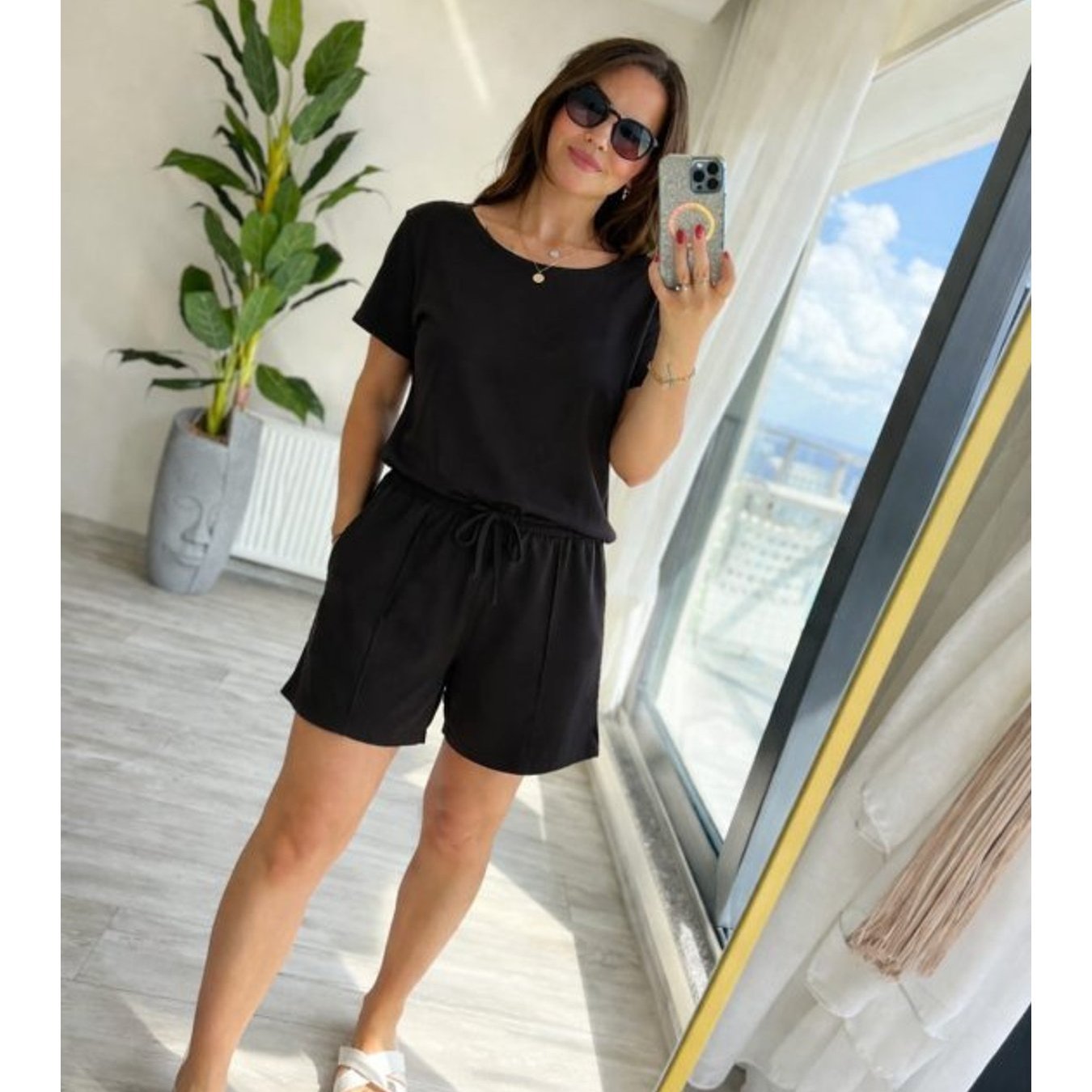 Kadın Kısa Kollu Yakası Açık Modal Bluz Ve Bağcıklı Kısa şort Ikili Takım: retailer-supplied image